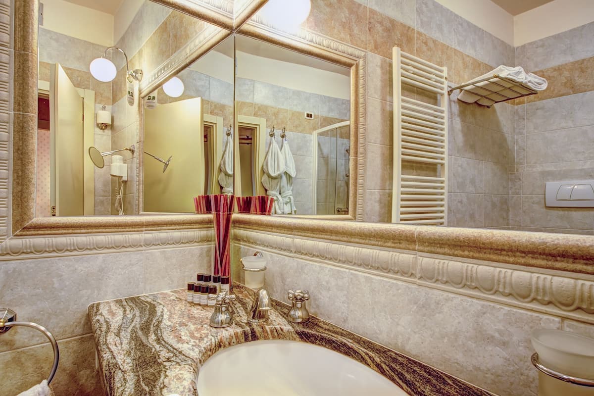suite, courtyard view | bathroom | free toiletries, hair dryer, slippers, bidet