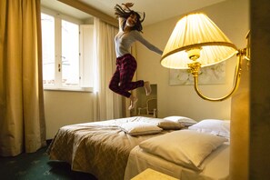 Superior tweepersoonskamer (Jetted Shower) | Een minibar, een kluis op de kamer, een bureau, verduisterende gordijnen