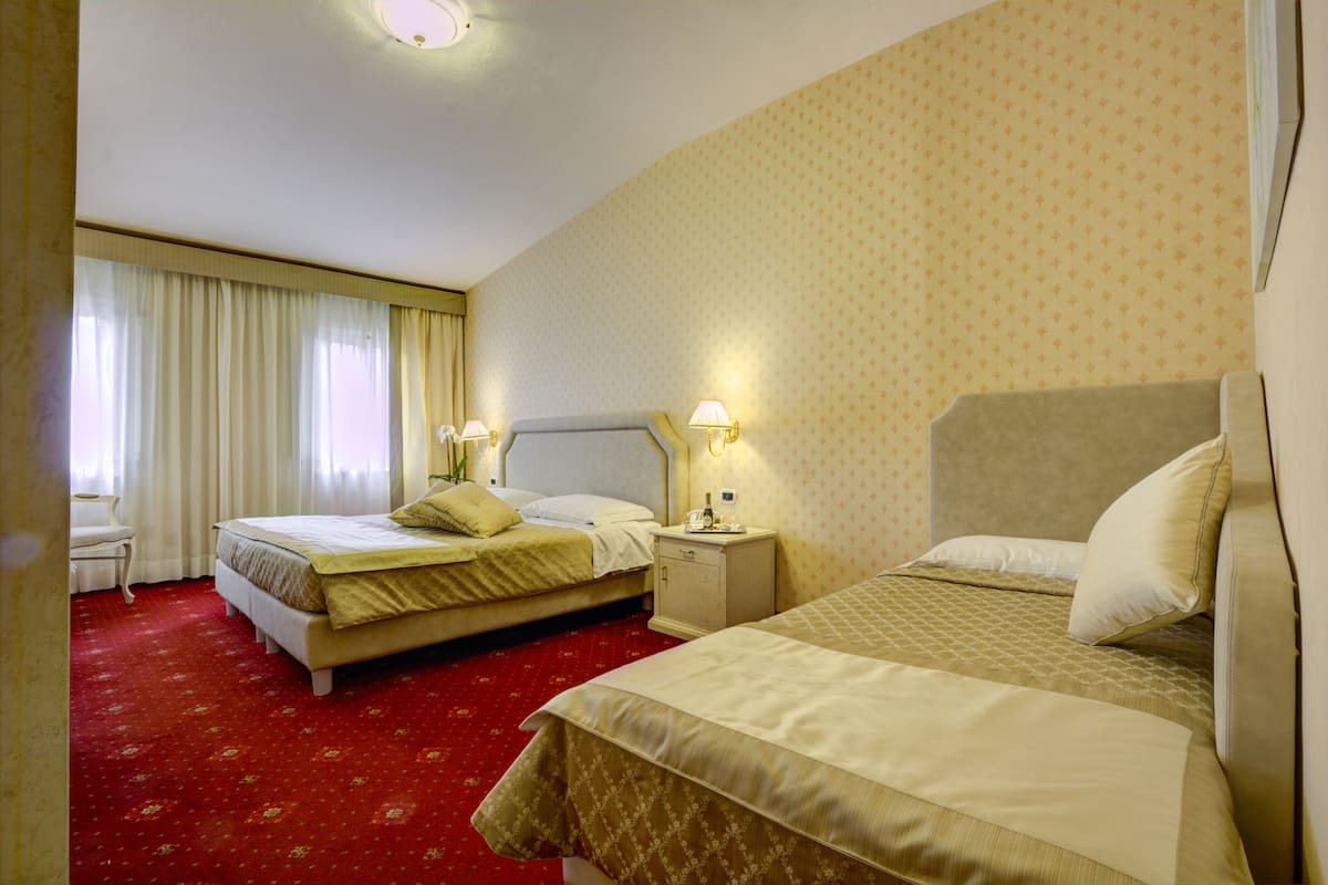 Triple Room | Minibar, in-room safe, desk, blackout curtains