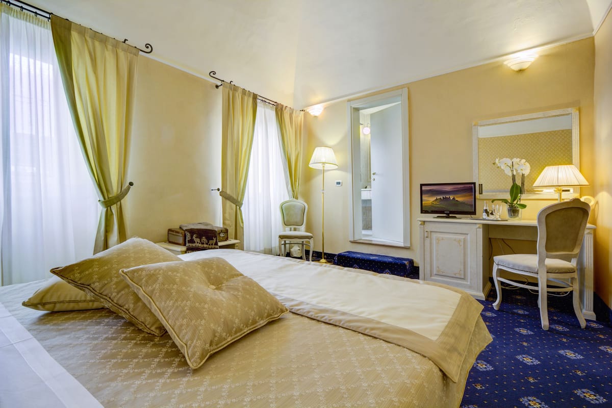 minibar, in-room safe, desk, blackout curtains