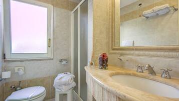 Amenidades de baño gratuitas, secadora de cabello, pantuflas, bidet