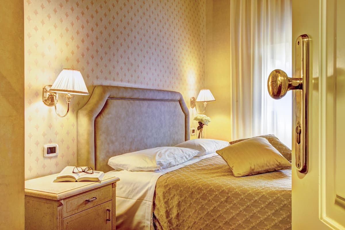 Economy Double Room, 1 Double Bed | Minibar, in-room safe, desk, blackout drapes