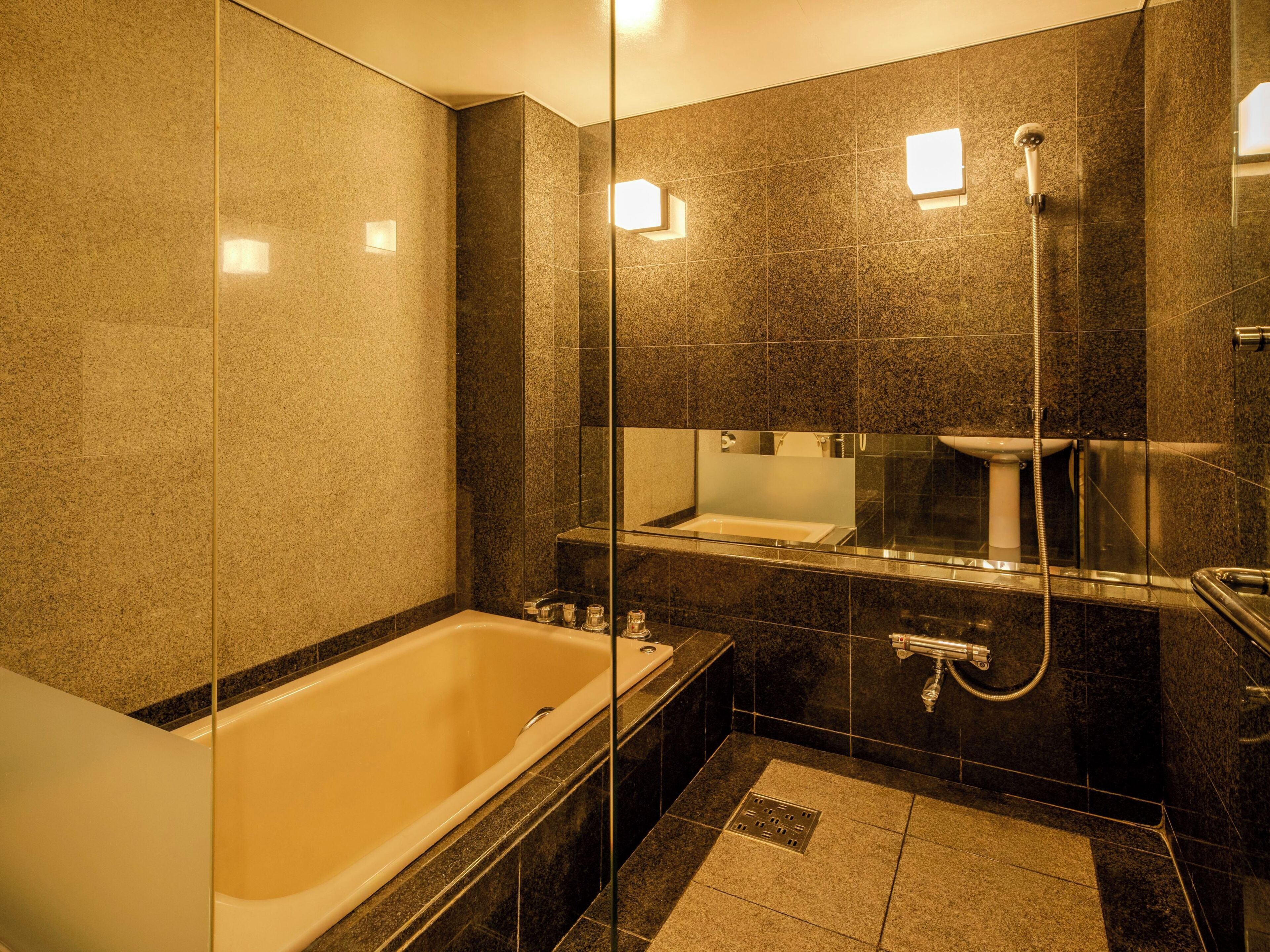 Un baño moderno con bañera, ducha y lavabo.