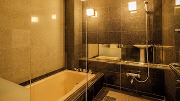 Un baño moderno con bañera, ducha y lavabo.