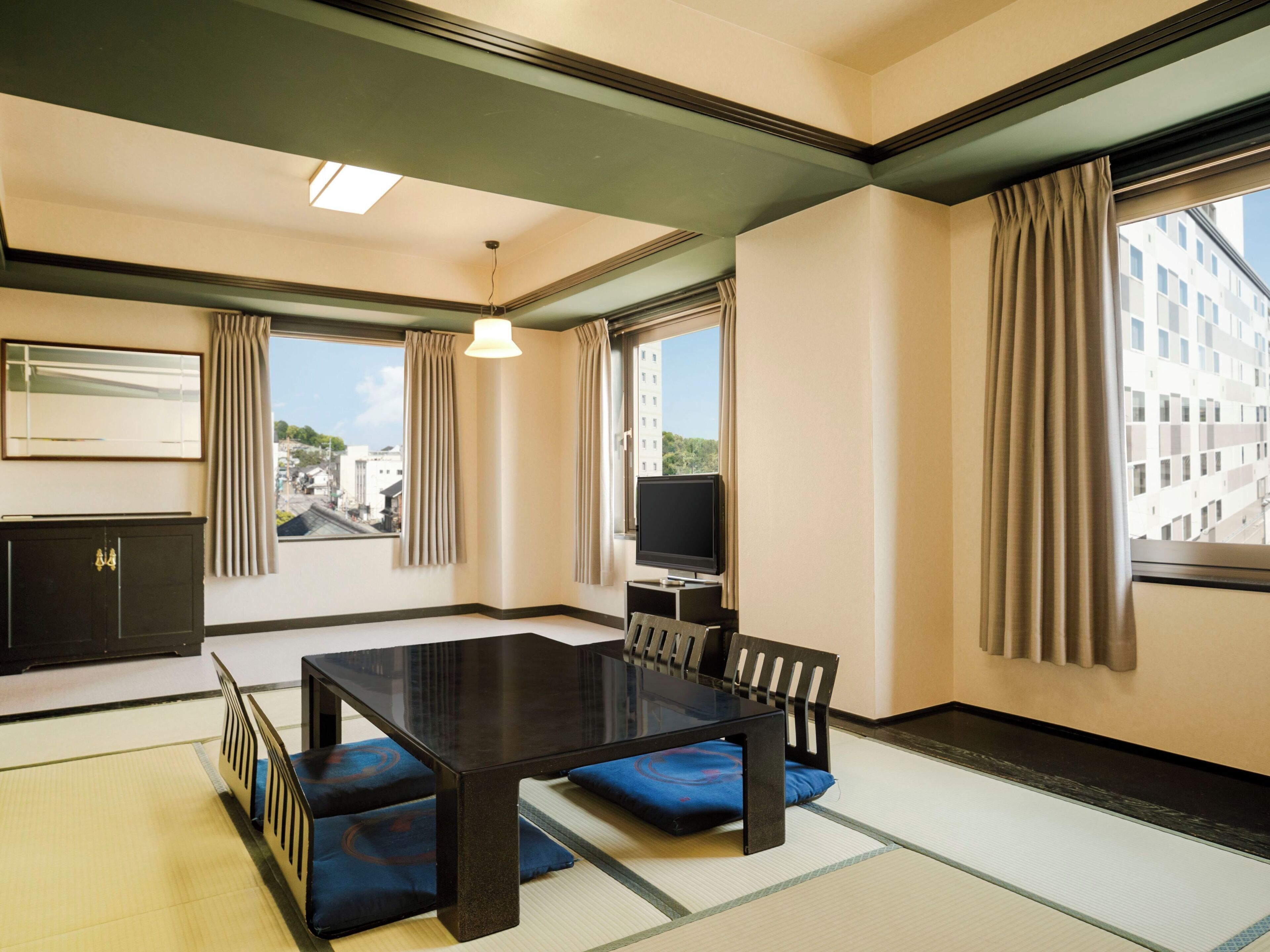 Habitación de estilo japonés, para no fumadores, en esquina | Ropa de cama de alta calidad y escritorio 