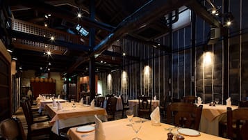 2 restaurantes; se sirve desayuno, almuerzo y cena; cocina francesa