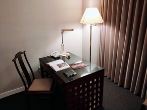 Ropa de cama de alta calidad y escritorio