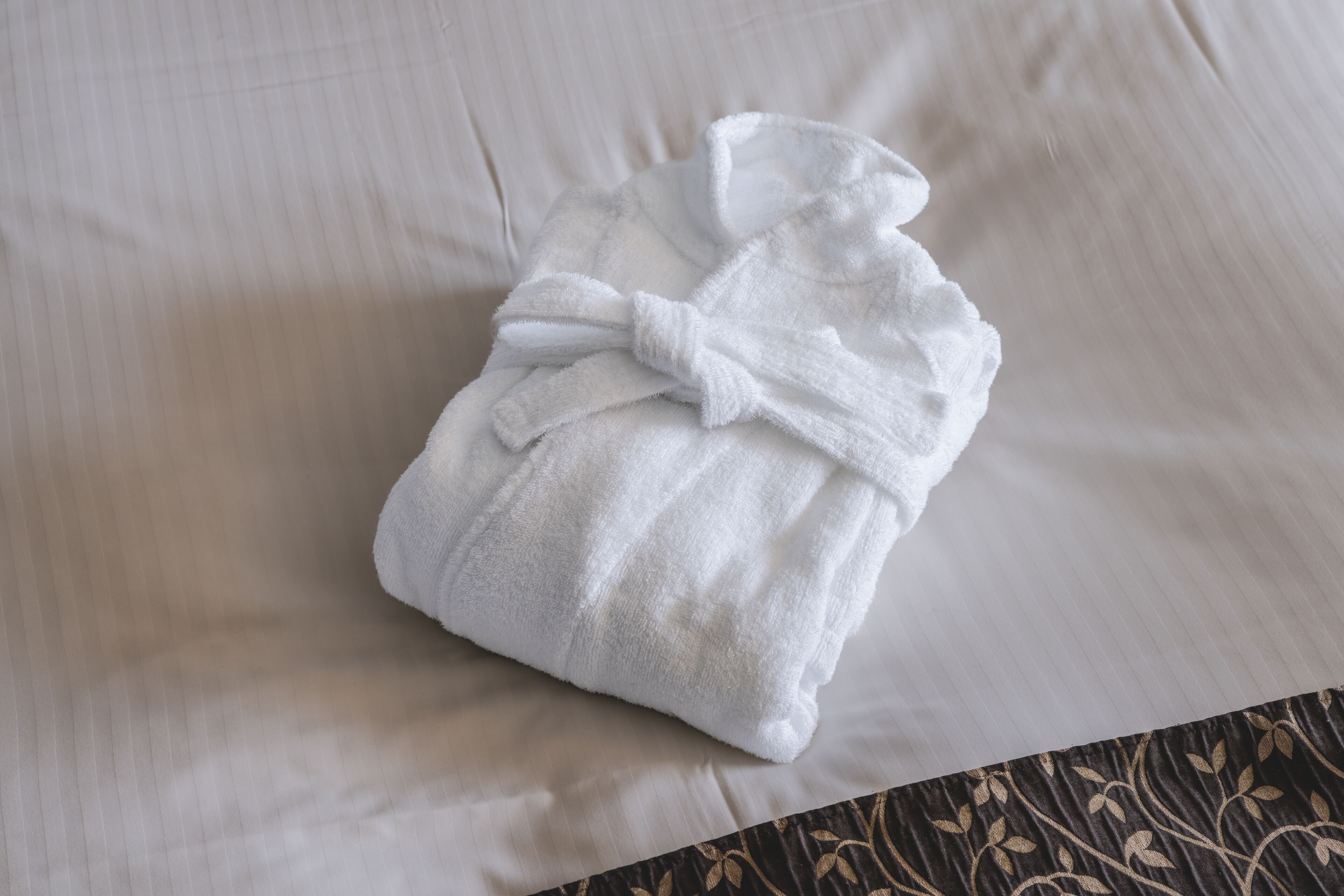 1 bedroom, premium bedding, desk, laptop workspace