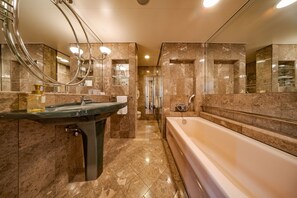 Habitación estándar con 2 camas individuales, no fumadores | Baño | Bañera y ducha independientes y bañera profunda