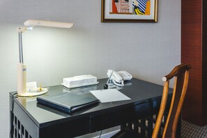 Ropa de cama de alta calidad y escritorio