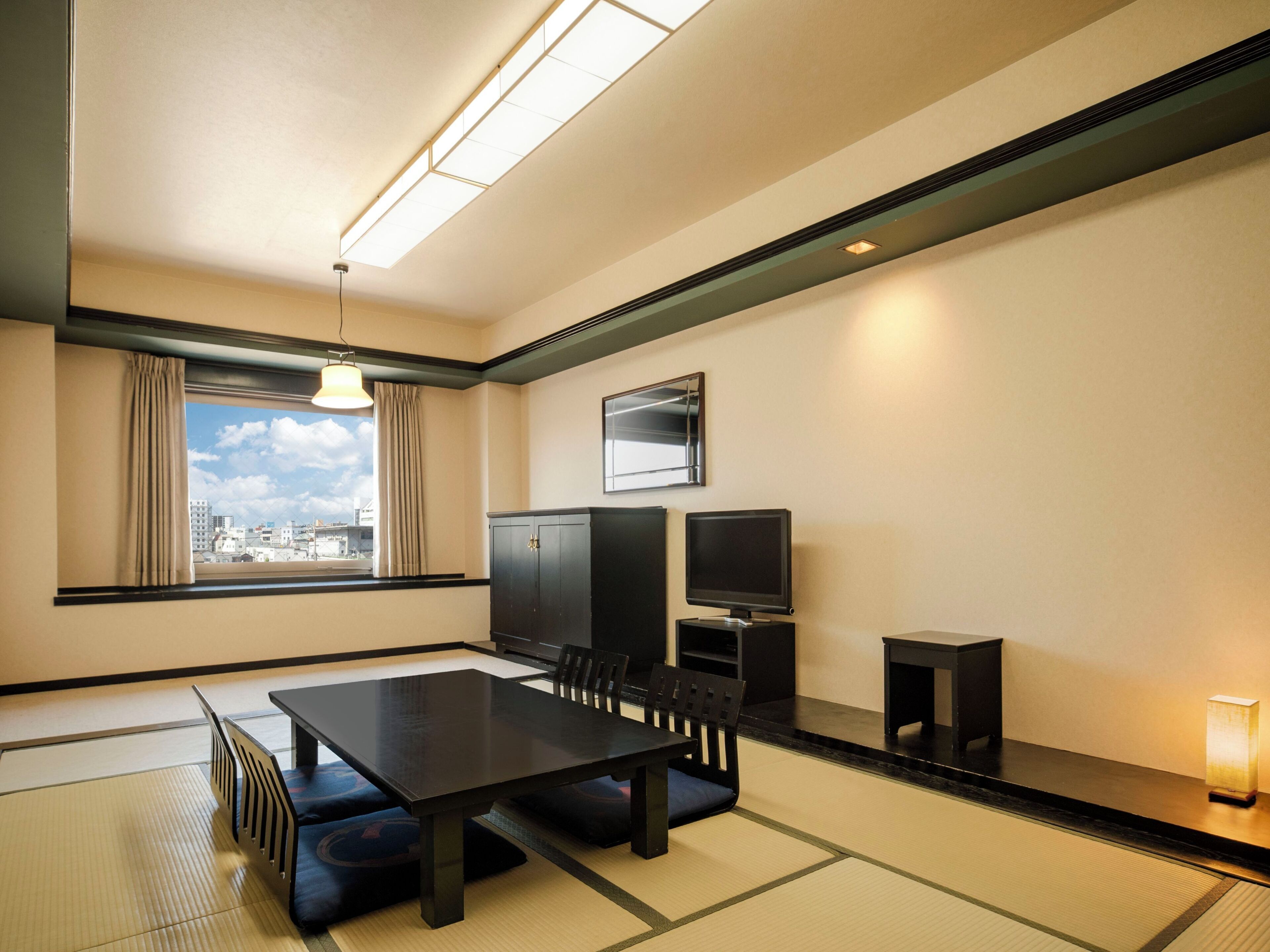 Habitación de estilo japonés, para no fumadores | Ropa de cama de alta calidad y escritorio 