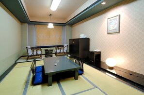 Habitación de estilo japonés, no fumadores | Ropa de cama de alta calidad y escritorio