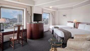 Twin Room, Non Smoking, Corner | In-room dining
