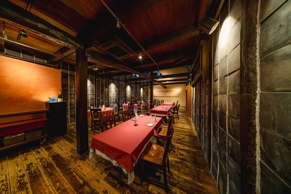2 restaurants, breakfast, lunch, dinner served; French cuisine 