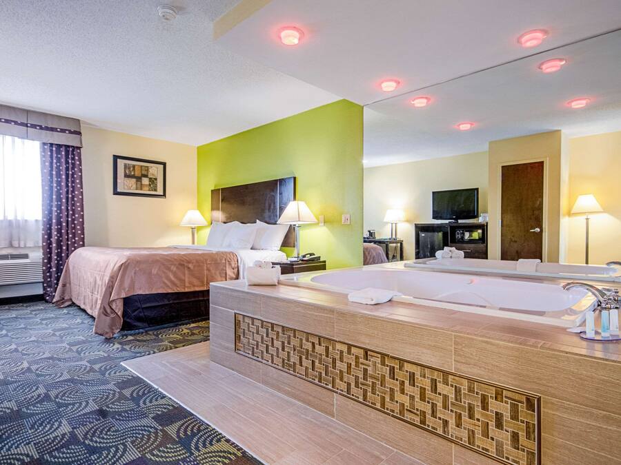 Escritorio, tabla de planchar con plancha, cunas gratuitas