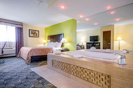 Desk, iron/ironing board, free cribs/infant beds, rollaway beds. Quality Inn & Suites Glenmont - Albany South