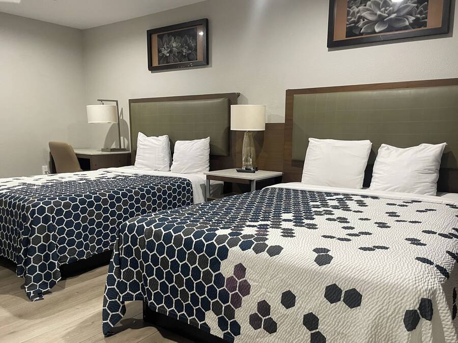 Tabla de planchar con plancha, wifi gratis y ropa de cama