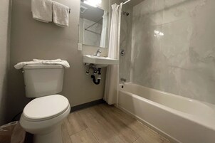 Suite, 1 cama de matrimonio, no fumadores | Baño | Artículos de higiene personal gratuitos y toallas