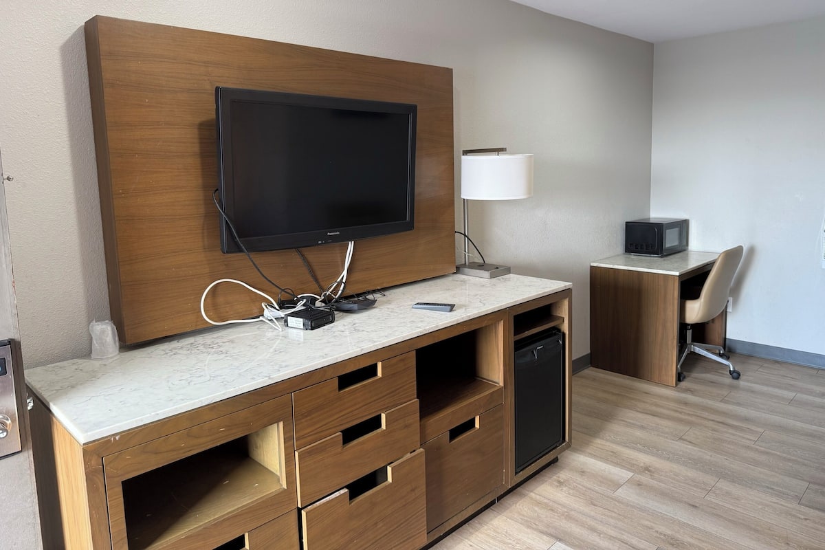 Suite, 1 Queen Bed, Non Smoking | Iron/ironing board, free WiFi, bed sheets