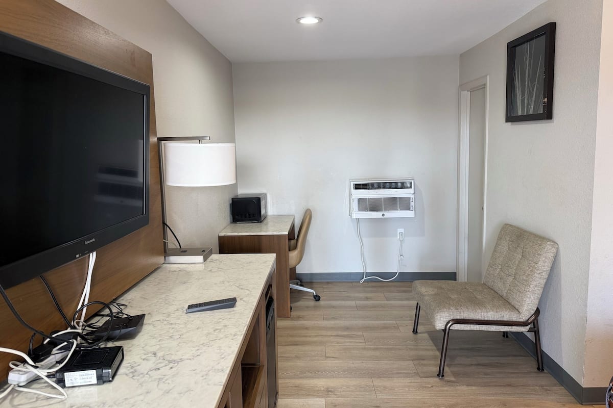 Suite, 1 Queen Bed, Non Smoking | Iron/ironing board, free WiFi, bed sheets