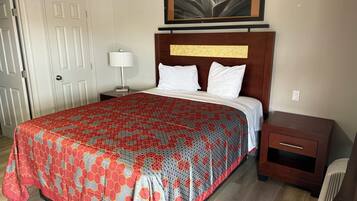 Room, 1 Katil Ratu (Queen), Non Smoking | Seterika/papan seterika, Wi-fi percuma, cadar katil