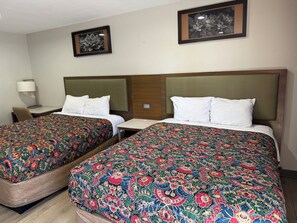 Tabla de planchar con plancha, wifi gratis y ropa de cama 