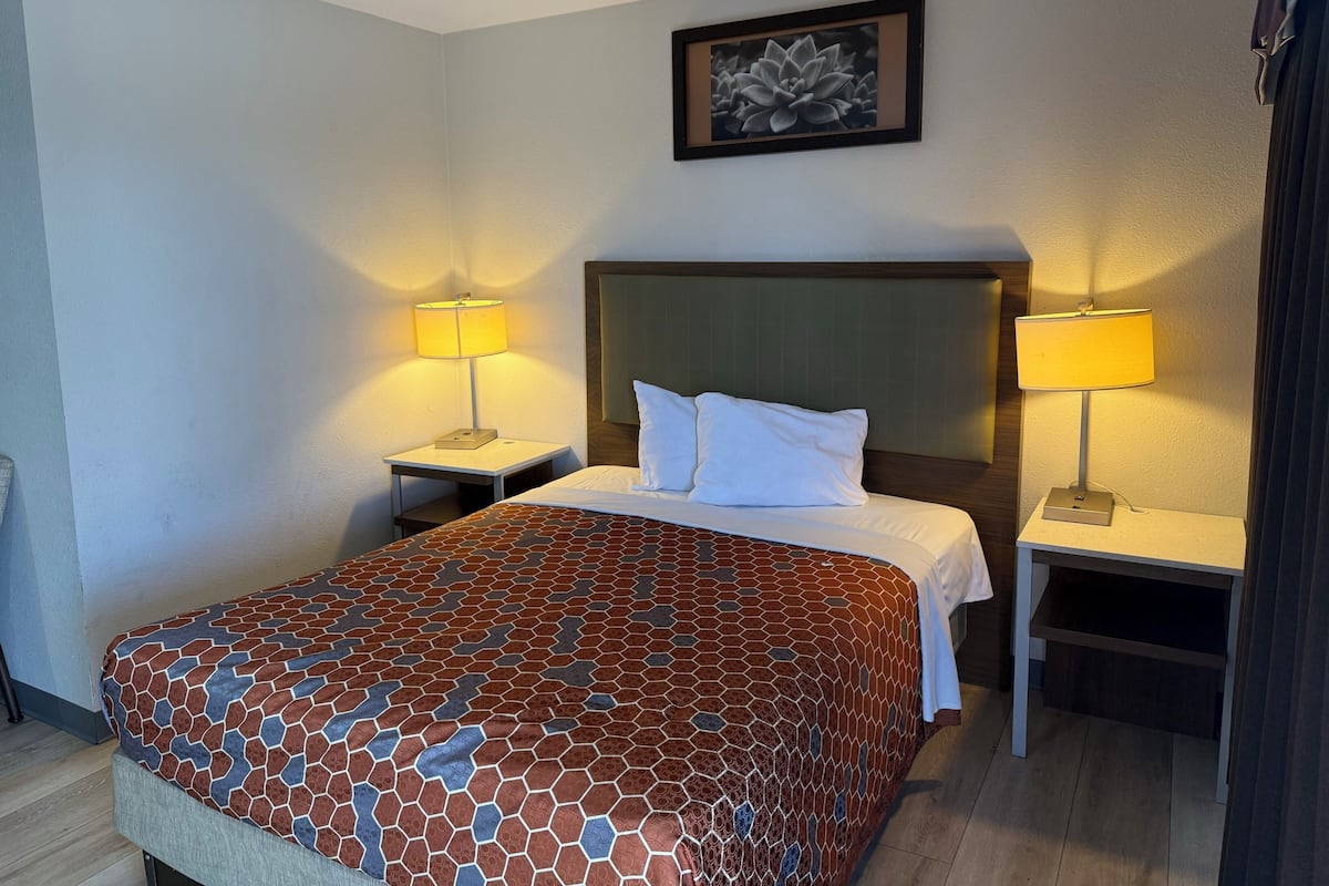 Suite, 1 Queen Bed, Non Smoking | Iron/ironing board, free WiFi, bed sheets