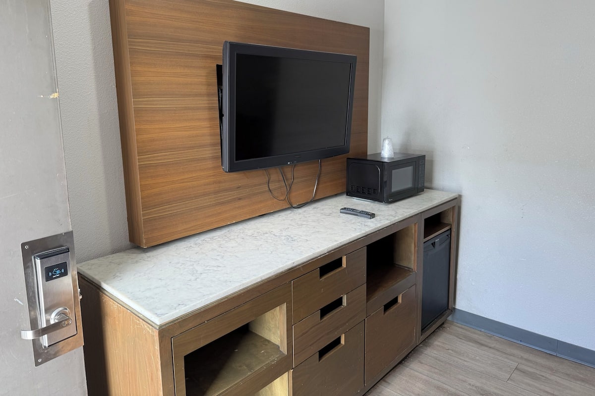 Room, 2 Queen Beds, Non Smoking | Iron/ironing board, free WiFi, bed sheets