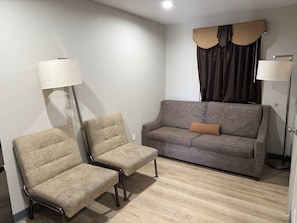 Room, 1 Queen Bed, Non Smoking | 1 bedroom, iron/ironing board, free WiFi, bed sheets
