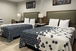 Habitación, 2 camas de matrimonio, no fumadores | Tabla de planchar con plancha, wifi gratis, ropa de cama