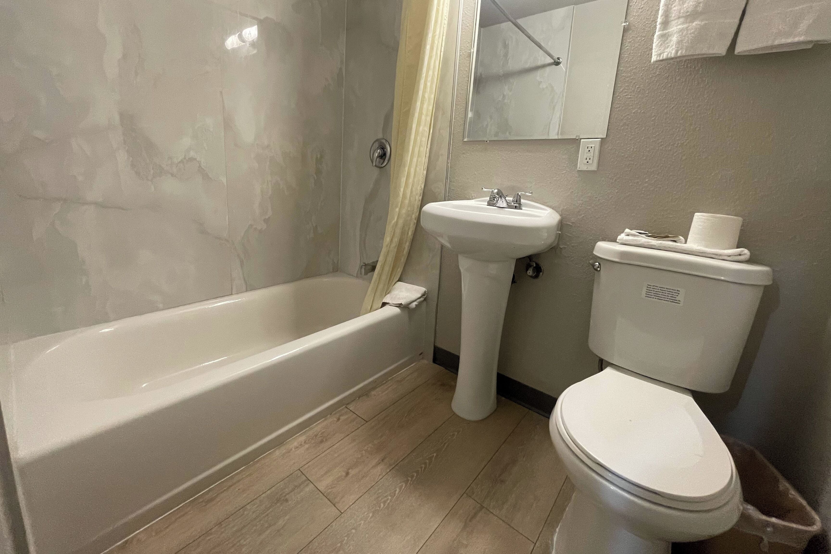 Habitación, 2 camas Queen size, para no fumadores | Baño | Amenidades de baño gratuitas y toallas 