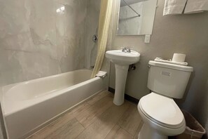 Chambre, 2 grands lits, non-fumeur | Salle de bain