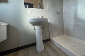 Phòng, 1 giường cỡ queen, không hút thuốc | Phòng tắm | Đồ dùng nhà tắm miễn phí, khăn tắm 