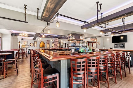 Serves breakfast and dinner