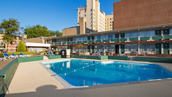 Piscine extérieure, parasols, chaises longues