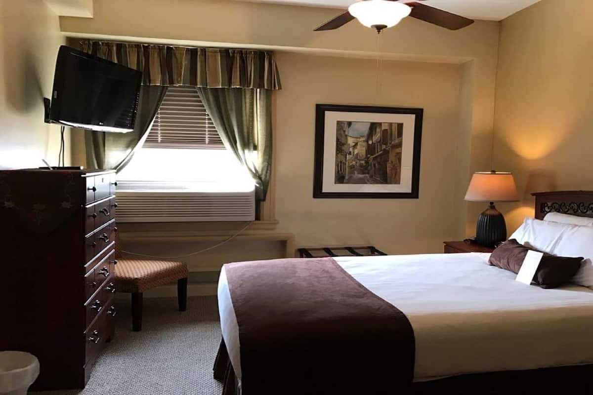 خزنة داخل الغرفة وبديكورات فريدة لكل غرفة وطراز فريد لكل وحدة