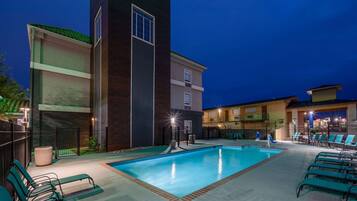 Kauden mukainen ulkouima-allas