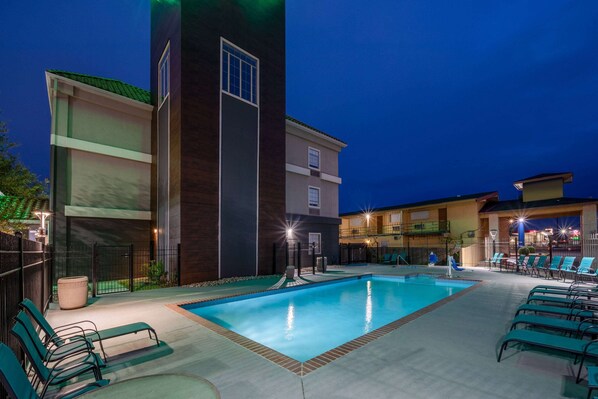 Piscine extérieure (ouverte en saison)