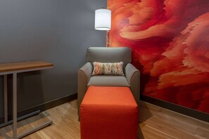 Bộ đồ giường cao cấp, bàn, bàn ủi/dụng cụ ủi quần áo 