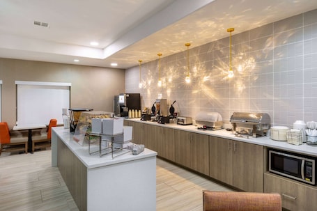 Petit déjeuner buffet compris. La Quinta Inn & Suites by Wyndham New Braunfels