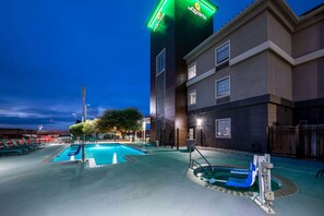 Piscine extérieure en saison