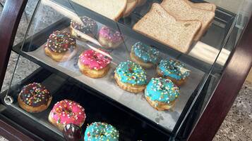 Tägliches inbegriffenes Frühstück zum Mitnehmen