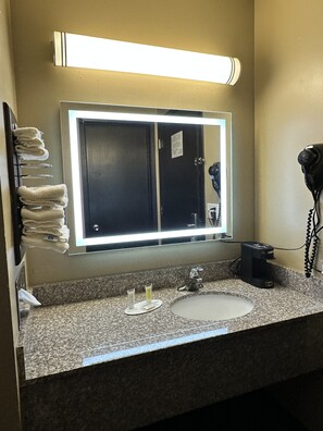 Ensemble douche/baignoire, serviettes fournies