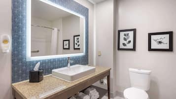 Combined shower/bathtub, free toiletries, hair dryer, towels