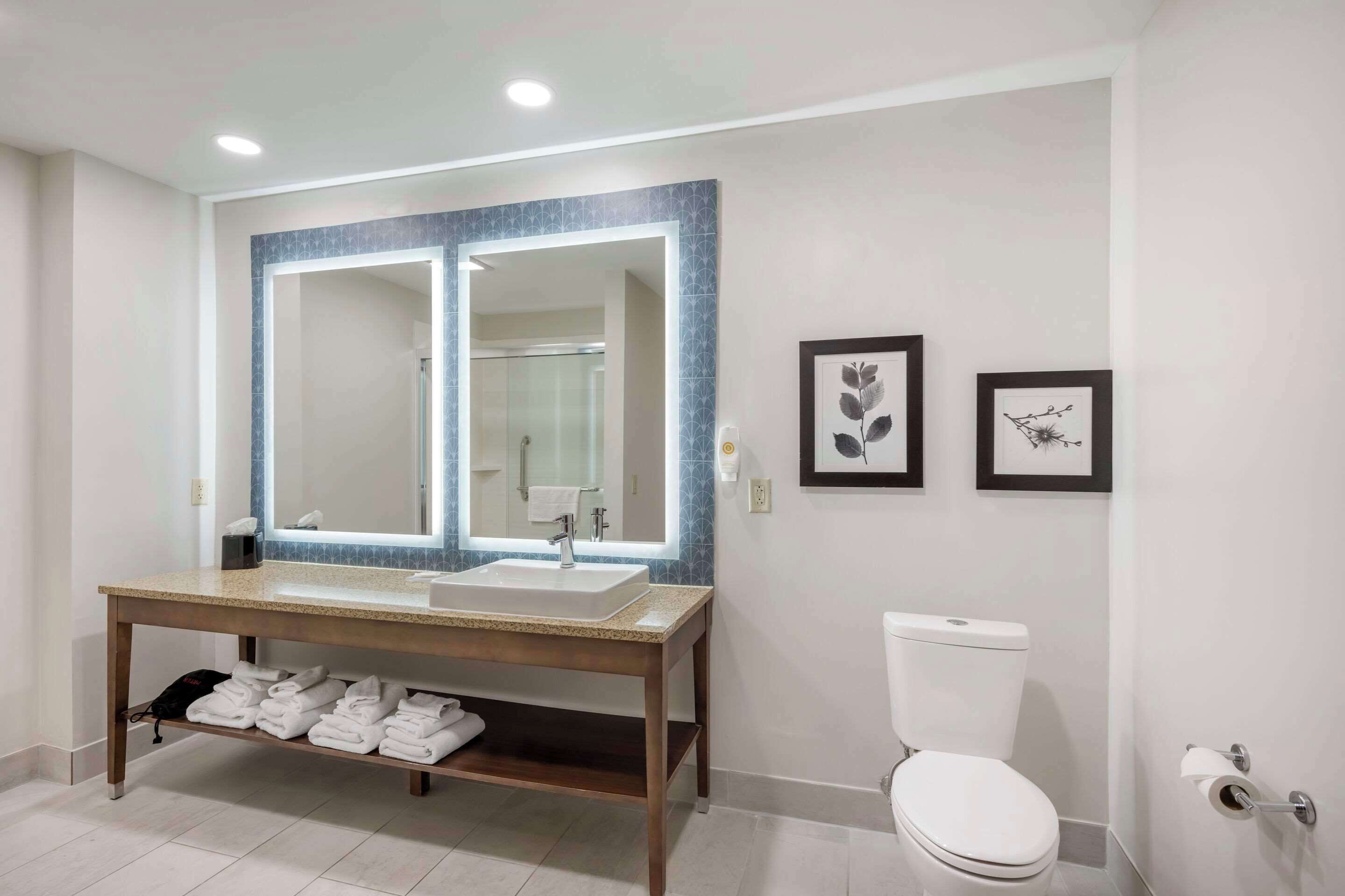 studio suite, multiple beds, non smoking | bathroom | combined shower/bathtub, free toiletries, hair dryer, towels