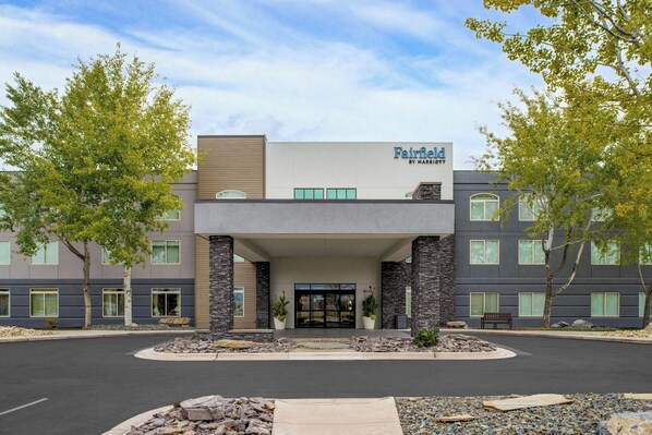 A hotel entrance with a modern design, featuring a flat roof, stone pillars, and a clear sky. - Fairfield by Marriott Inn & Suites Missoula Airport (Missoula)