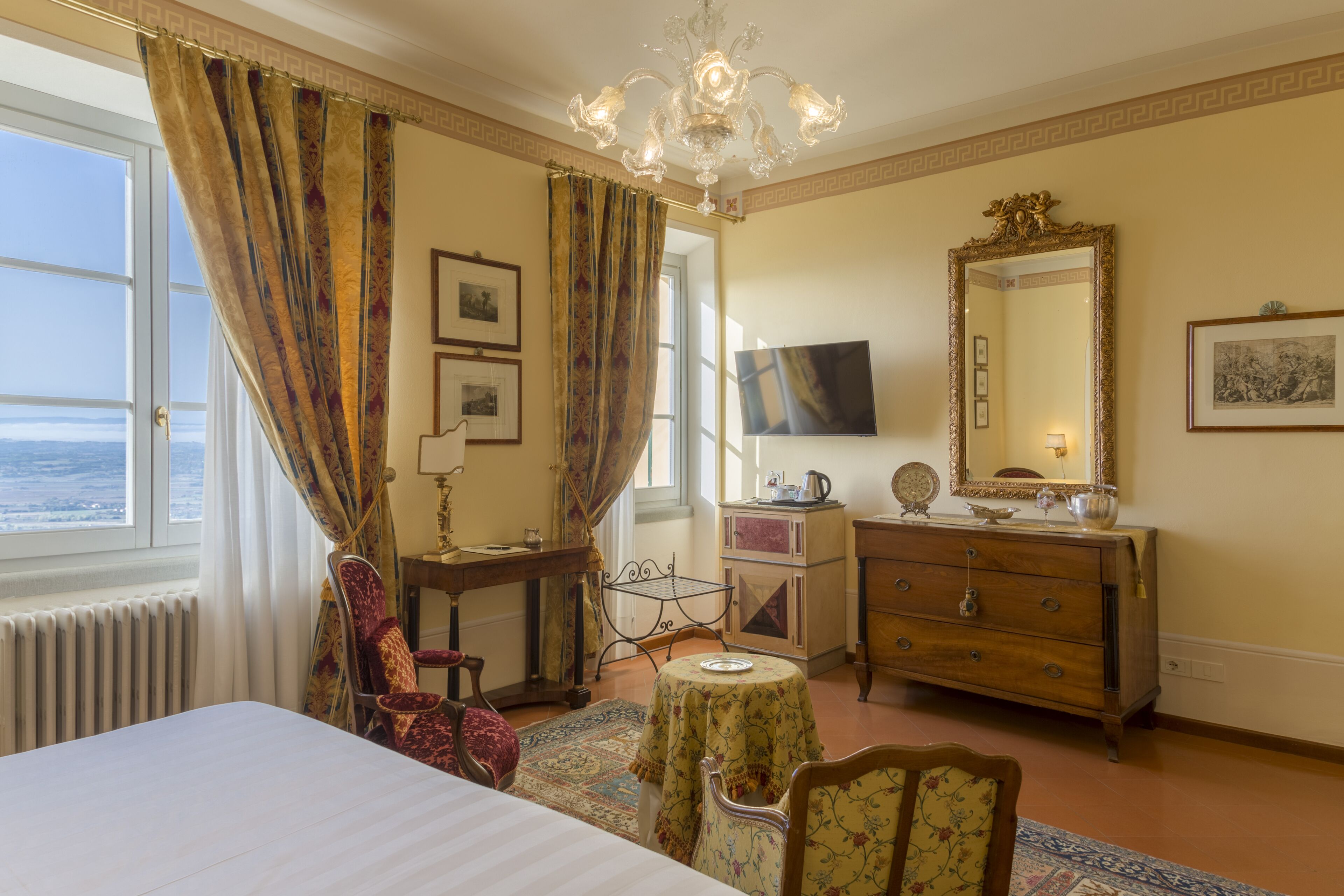 camera deluxe king | 1 bedroom, premium bedding, minibar, in-room safe