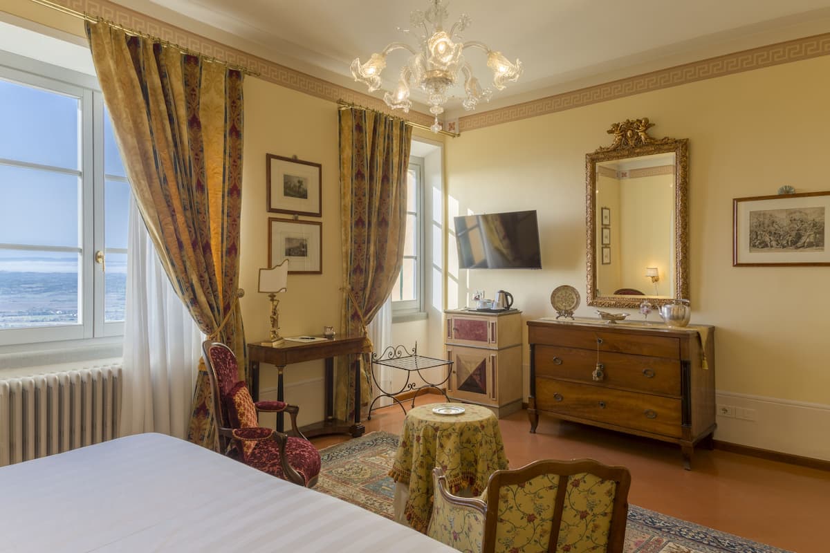 camera deluxe king | 1 bedroom, premium bedding, minibar, in-room safe