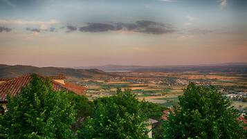 Vista panorâmica de uma paisagem montanhosa com uma cidade no vale.