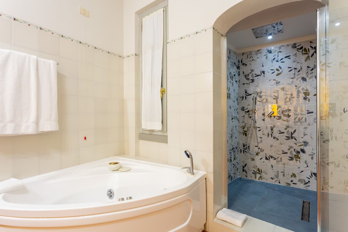camera suite king con vista panoramica | bathroom | shower, free toiletries, hair dryer, slippers